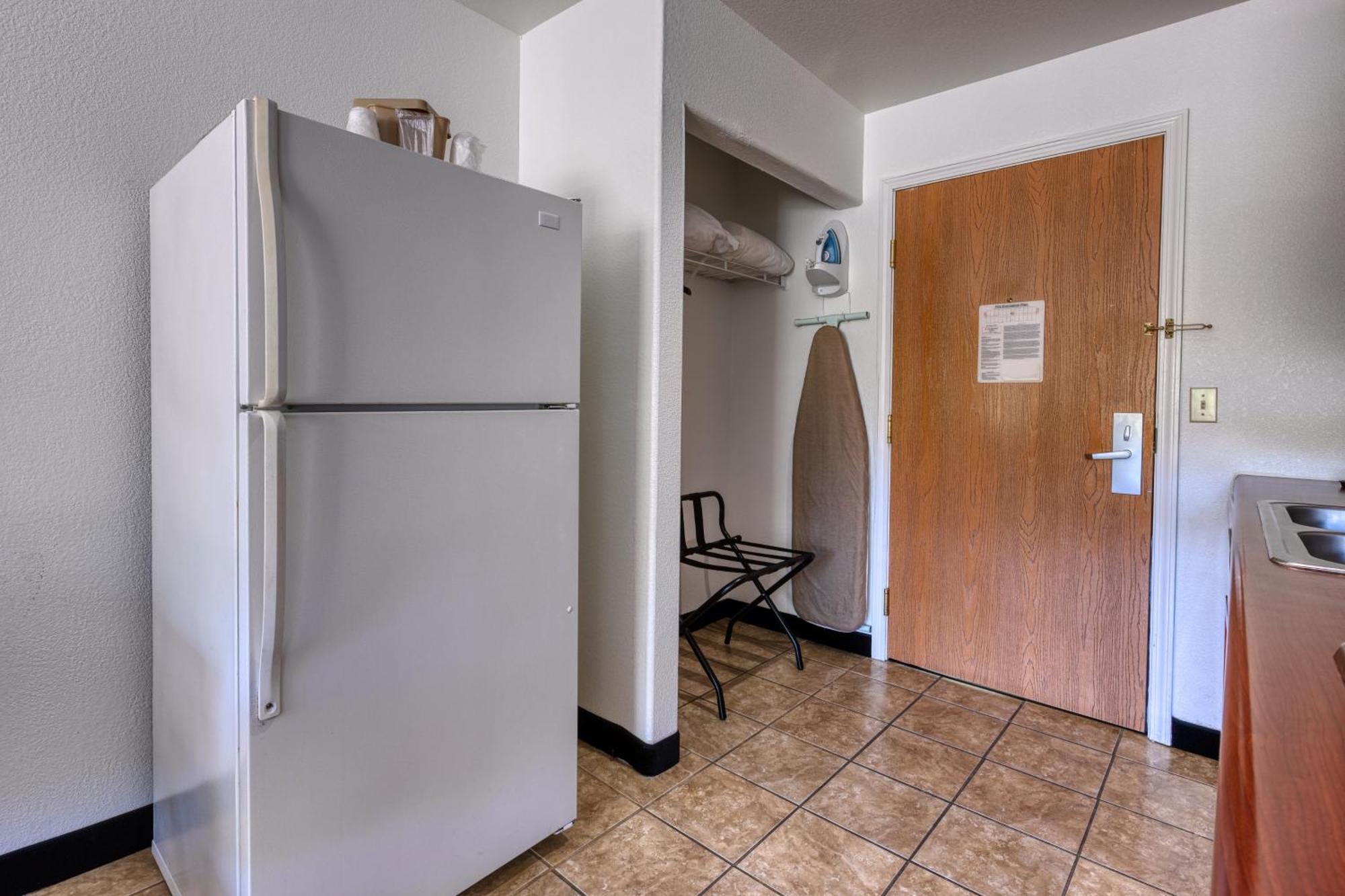 All Towne Suites Saint Robert Exterior photo